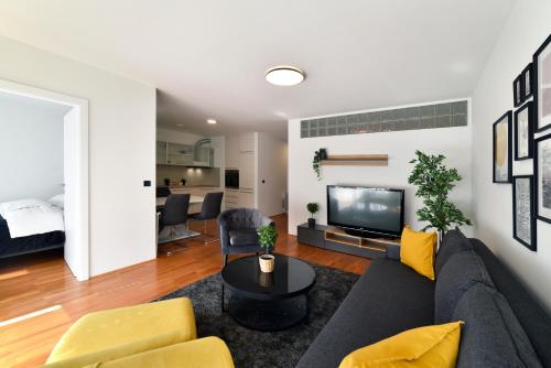 Lavir - Spacious 2BR Apartment with Parking