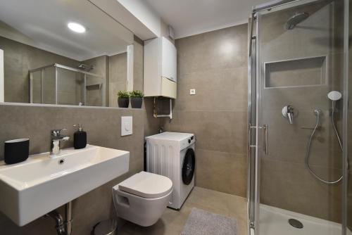Lavir - Spacious 2BR Apartment with Parking