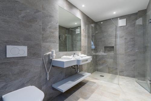y baño con lavabo y ducha. en 2 Raum Wohnung Superior, en Schulenberg im Oberharz