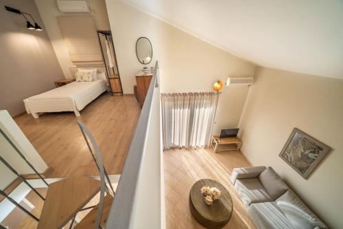 リクスリオンにあるSeashell Luxury Residence - Apartment 2の階段付きの部屋、ベッド付きのベッドルーム1室が備わります。
