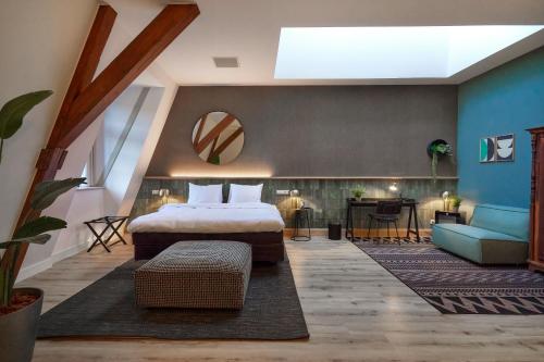 pokój hotelowy z łóżkiem i kanapą w obiekcie Hotel Botanique Breda w mieście Breda