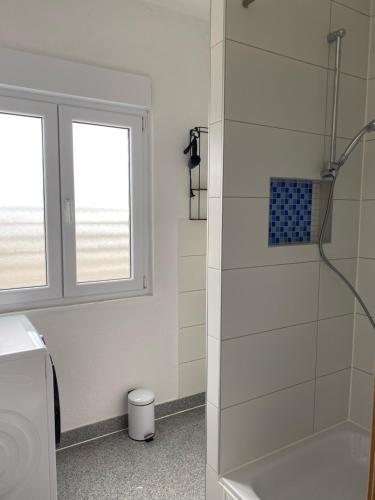 e bagno con doccia, servizi igienici e finestra. di Apartment M & M a Spalato (Split)