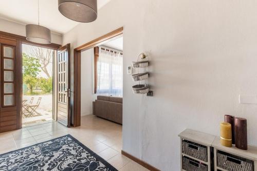 uma sala de estar com uma porta que leva a um pátio em “Casa Moderna con parcheggio privato” em Imola