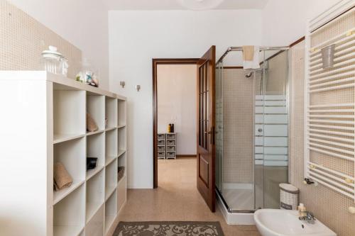 uma casa de banho com um chuveiro, um WC e um lavatório. em “Casa Moderna con parcheggio privato” em Imola