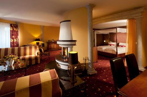 a hotel room with a bed and a living room at Hotel BEI SCHUMANN in Kirschau