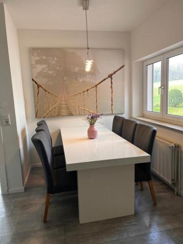 comedor con mesa blanca y sillas en Rust-Appartements-II-Marienrode, en Hildesheim