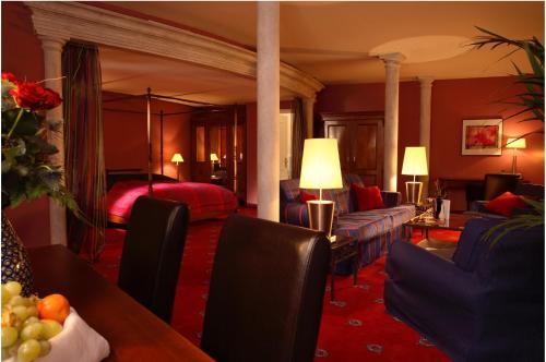 a hotel room with a bed and a living room at Hotel BEI SCHUMANN in Kirschau