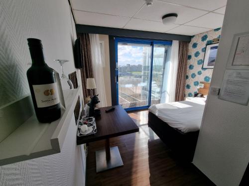 Postel nebo postele na pokoji v ubytování Eemshotel