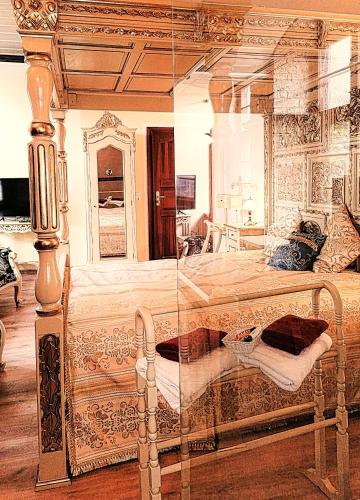 1 dormitorio con 1 cama con pared de cristal en Hotel Denkmal 13 Rostock - Kaufmannshaus Krahnstöver, en Rostock