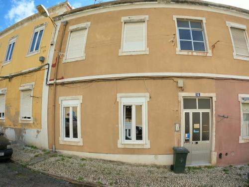 Lisbon T2 apartment in typical villa in Sapadores Lisbon