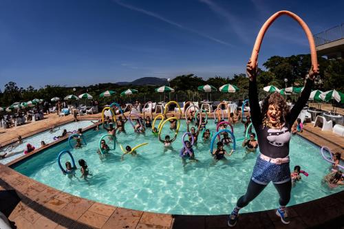 Une fille fait un saut dans une piscine dans l'établissement Hotel Cabreúva Resort, à Cabreúva