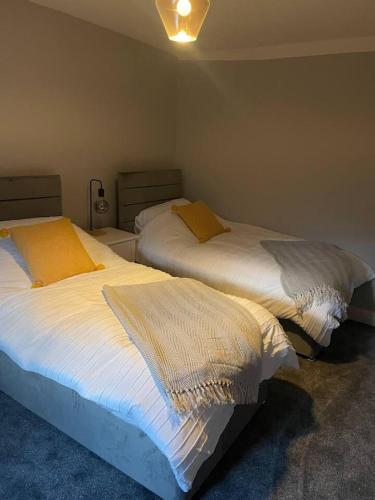 Katil atau katil-katil dalam bilik di Cosy Apartment above Village Pub
