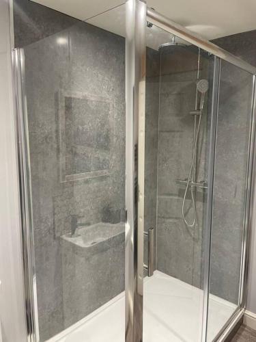 Bilik mandi di Cosy Apartment above Village Pub