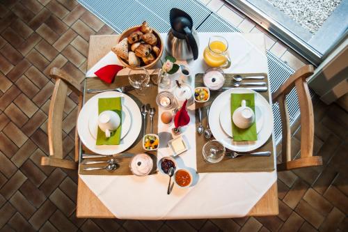 une vue de tête d'une table avec des plaques alimentaires dans l'établissement B&B De Meren, à Aarschot