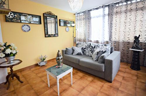 een woonkamer met een bank en een tafel bij Apartamentos Caleiro 4P - Vilanova de Arousa in Villanueva de Arosa