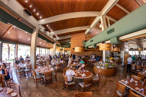 a dining room with people sitting at tables at Hotel Cabreúva Resort in Cabreúva