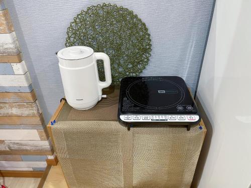 a coffee maker on a cardboard box with a blender at 距离Namba Shinsaibashi麗子民宿 in Osaka