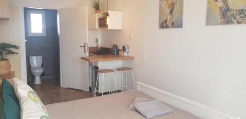 a small kitchen with a counter and stools in a room at NORTH in Jastrzębia Góra