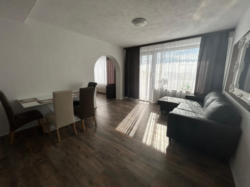 ein Wohnzimmer mit einem Sofa und einem Tisch in der Unterkunft Hotel Hasselberg in Kaiserslautern