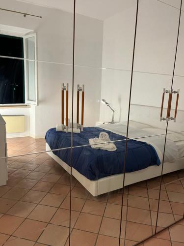 1 dormitorio con 1 cama y pared de cristal en Il cavalluccio, en Anzio