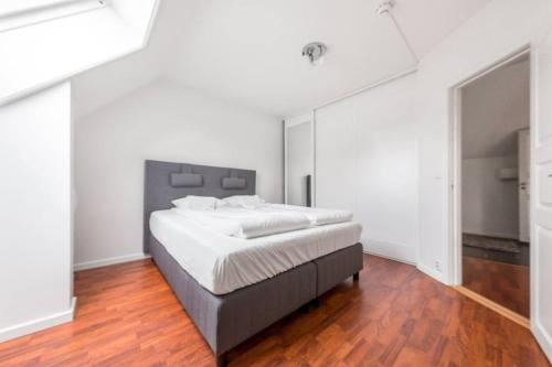 Кровать или кровати в номере Penthouse by Brosundet, Free Parking Space