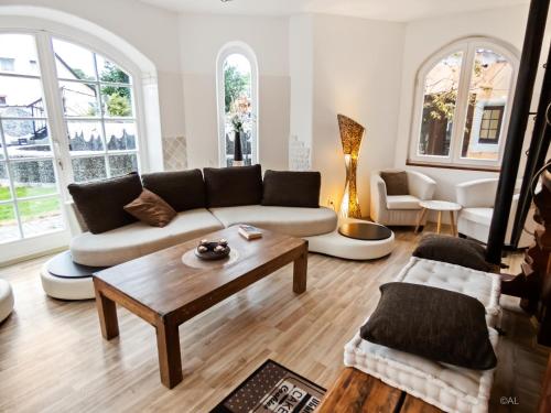 uma sala de estar com um sofá e uma mesa de centro em Boutique Hotel Shambala Zeitlos em Wiedemar