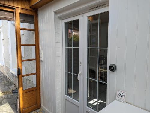 une porte avec des panneaux de verre sur une maison dans l'établissement Poitiers Rocs - PICTAVEBNB - Centre-ville-Gare, à Poitiers