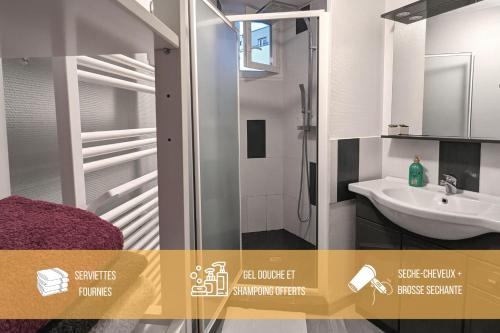 une salle de bain avec douche et lavabo dans l'établissement Poitiers Rocs - PICTAVEBNB - Centre-ville-Gare, à Poitiers