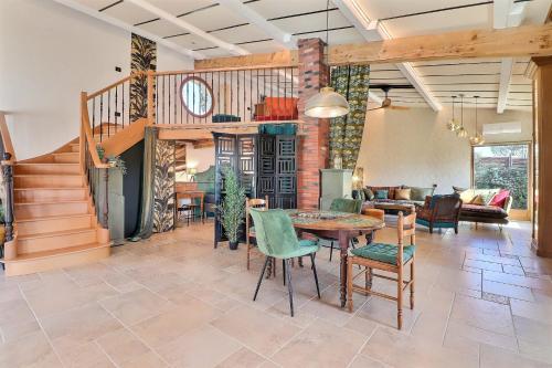 een woonkamer met een tafel en stoelen bij The workshop - Atypical loft private swimming pool & garden 3 stars in Aubais