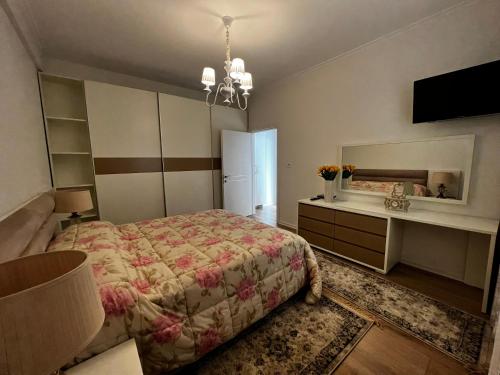 um quarto com uma cama, uma cómoda e um espelho em Noa's happy place em Tirana