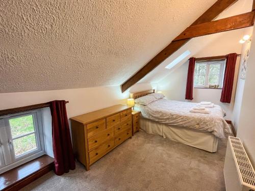 - une chambre avec un lit et 2 fenêtres dans l'établissement Old Mill- 23398, à Bradworthy