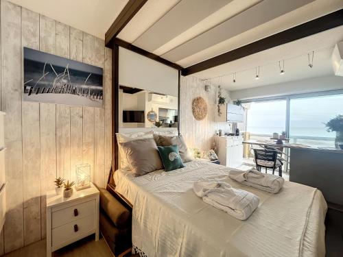 sypialnia z łóżkiem z ręcznikami w obiekcie Rêve de plage - Confortable appt pour 2 w mieście Canet-en-Roussillon
