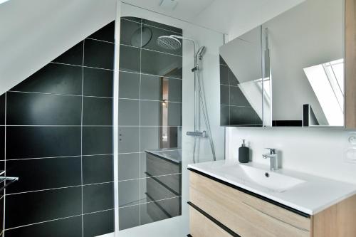 a bathroom with a sink and a shower at Maison Victoria - avec piscine in Plédèliac