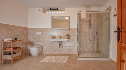 bagno con doccia e lavandino di Villa Edy Barbaresco a Barbaresco