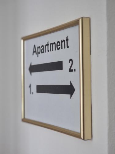 znak wizyty ze strzałkami na ścianie w obiekcie Spacious apartment near hockey and football arena w mieście Trnávka