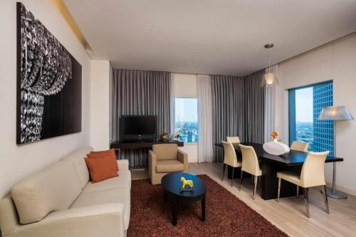 Télévision ou salle de divertissement dans l'établissement Crowne Plaza Tel Aviv City Center by IHG
