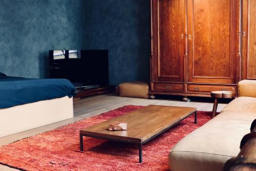 a living room with a couch and a coffee table at Verne Dreams in Ghent
