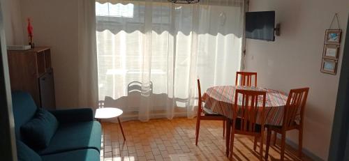 Fotografia z galérie ubytovania Studio 4p Clim Wifi Loggia Centre-ville Plage 200m Ménage inclus v destinácii La Grande-Motte