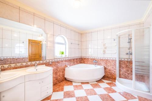 La salle de bains est pourvue d'une baignoire, de toilettes et d'un lavabo. dans l'établissement Villa Estrelícia - Pool - Free wi-fi - New in Booking, à Loulé