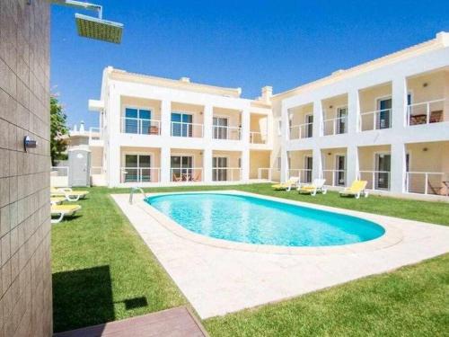 vista esterna di una casa con piscina di SunHome Casas de férias em Portimao a Portimão