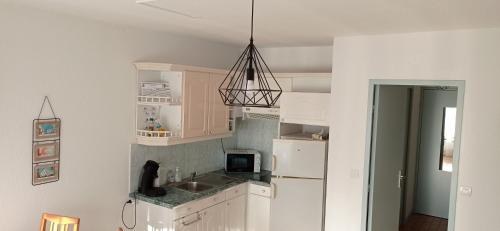 Kuchyň nebo kuchyňský kout v ubytování Studio 4p Clim Wifi Loggia Centre-ville Plage 200m Ménage inclus