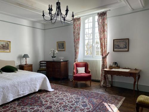 - une chambre avec un lit, une chaise et une fenêtre dans l'établissement Chateau La Rochette, à Lisle
