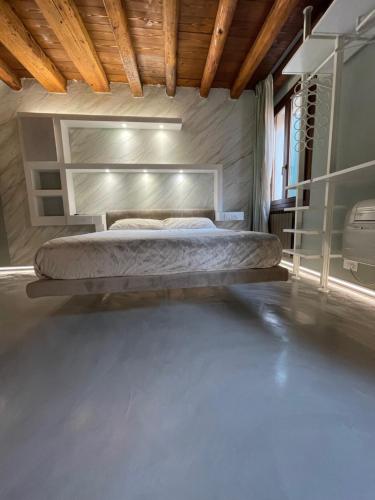ein Schlafzimmer mit einem großen Bett in einem Zimmer in der Unterkunft City Live in Rovigo