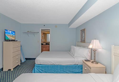 Habitación de hotel con 2 camas y TV en Atlantica 901, en Myrtle Beach