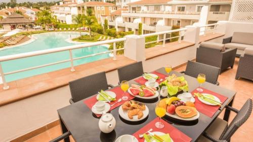 einen Tisch mit Speisen auf dem Balkon in der Unterkunft Cortijo Del Mar Resort in Estepona