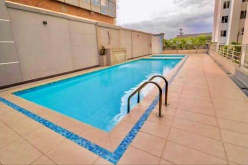a swimming pool on the side of a building at Divino Apto Cucuta-3 Hab-2 Aires in Cúcuta
