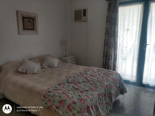 1 dormitorio con 1 cama grande con manta roja en La Ñata en Federación