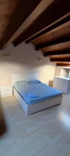 1 cama en un dormitorio con techo de madera en Casa indipendente a pochi passi dal mare, en Bova Marina