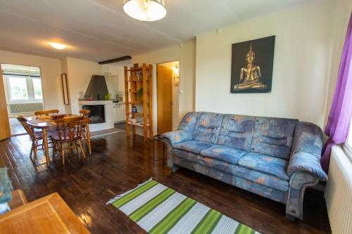 sala de estar con sofá y mesa en 3-bedroom condo with indoor fireplace en Nyland