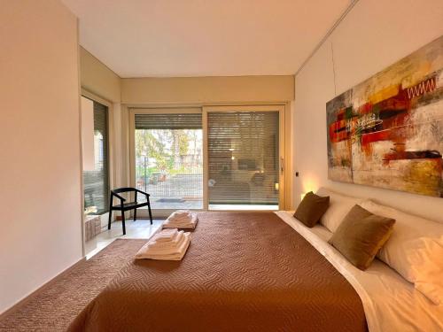 een slaapkamer met een groot bed en een groot raam bij Bergamoinhouse in Bergamo
